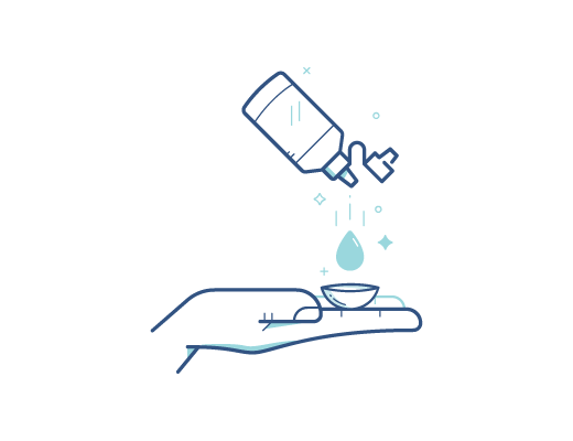 ilustrace otevřené lahvičky dezinfekčního roztoku, z níž kape kapka na kontaktní čočku ACUVUE®, která leží na dlani