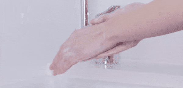 čištění namydlených rukou pod tekoucí vodou / video smyčka čištění namydlených rukou pod tekoucí vodou