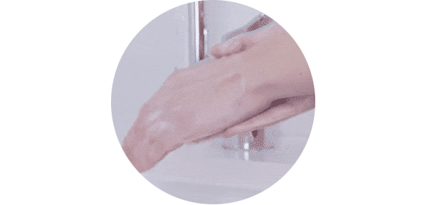 video smyčka s čištěním namydlených rukou pod tekoucí vodou 