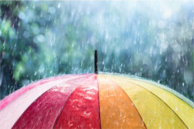 padající déšť na vršek pestrobarevného deštníku